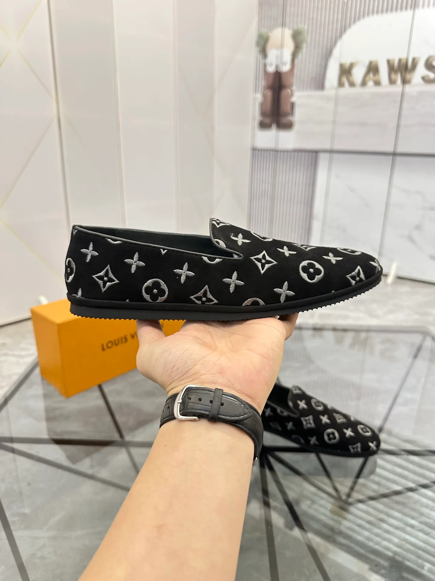 Selling men's shoes 💰: 💰P460¥ Product trademark: LV* "Louis Vuitton*" slip-on shoes, lazy shoes, regular size: 38-44. (can be customized to 45.) Product materials: imported first-layer nubuck leather upper, water-dyed cowhide lining, original outsole. No.: D301